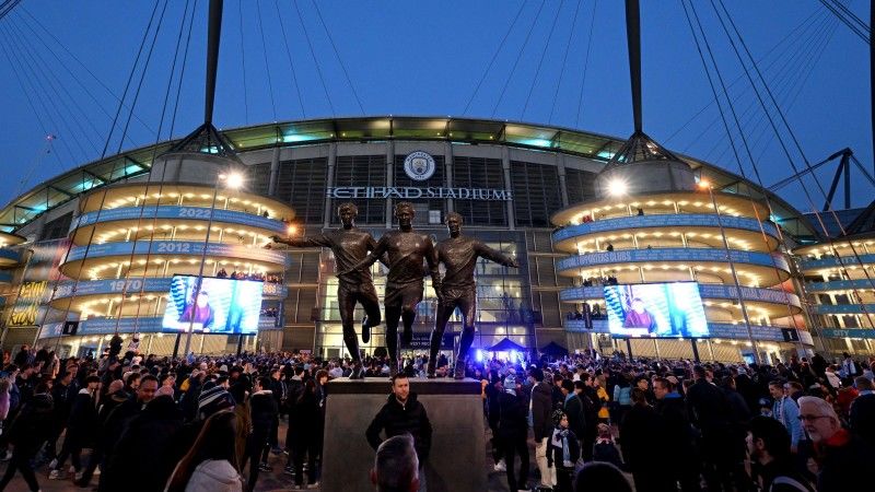 曼城球迷怒了！伊蒂哈德工作人员身穿曼联球衣